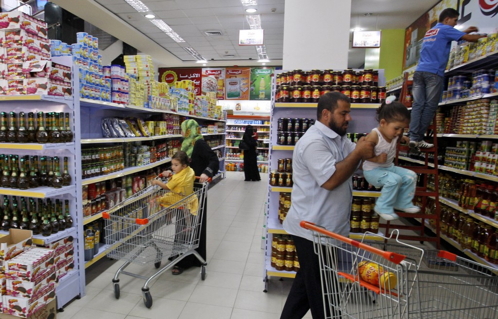 פלסטינים בקניות בעזה 16/08/2011