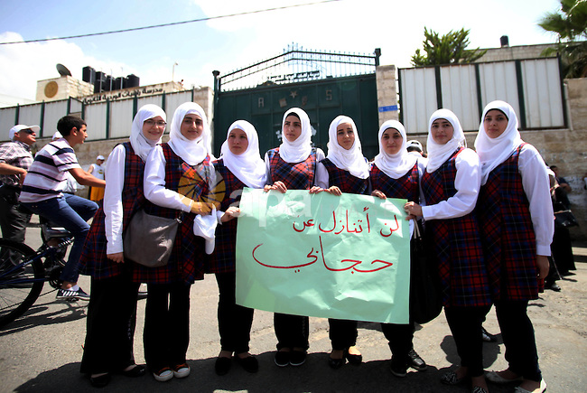 תלמידות בי"ס רוזארי מפגינות למען החיג'אב מחוץ לבית הספר (מתוך אתר חמאס)