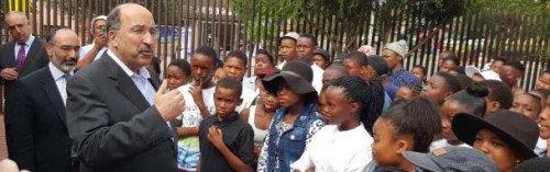 השגריר גולד נפגש עם בני נוער מחוץלביתו של נלסון מנדלה בדרום אפריקה