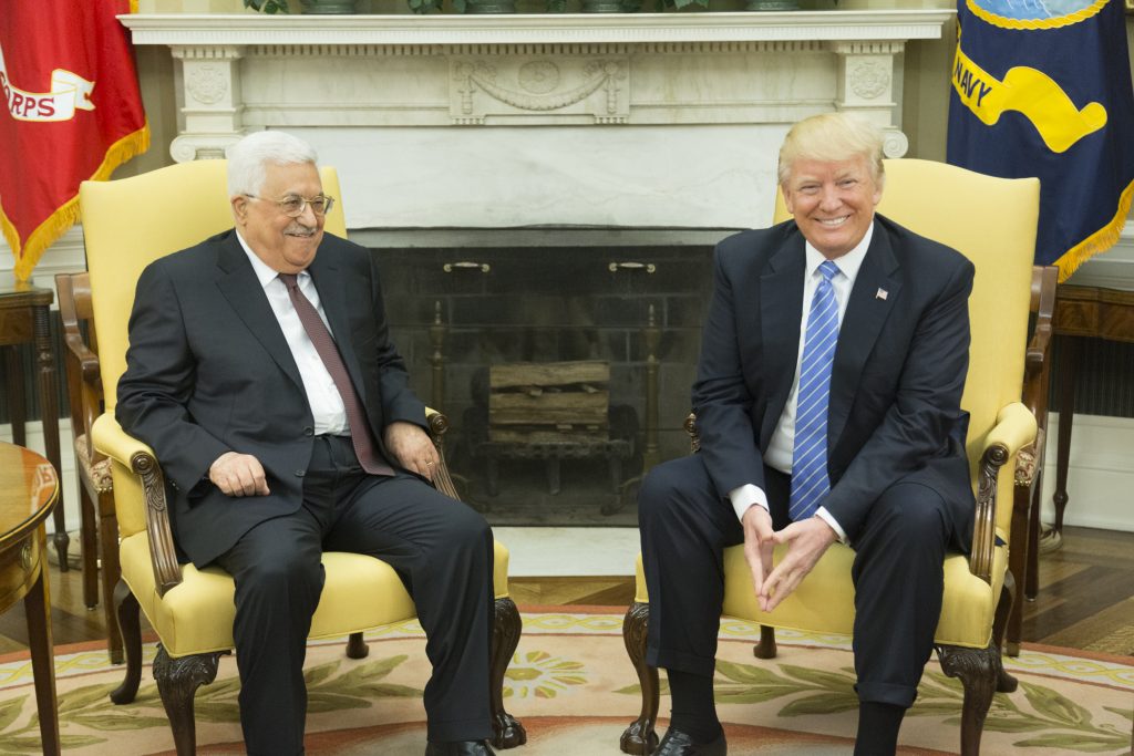 הנשיא טראמפ ויור הרש"פ עבאס בבית הלבן