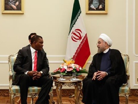 Iranian President Hassan Rouhani (R) receives Justin Muturi, the speaker of Kenya’s National Assembly, in Tehran, September 25, 2016. (Photo by IRNA)