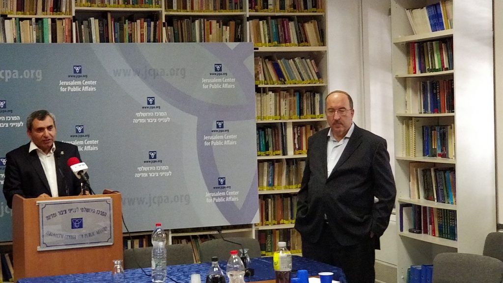 דורי גולד, נשיא המרכז ירושלמי לענייני ציבור ומדינה והשר זאב אלקין (צילום: דוברות)
