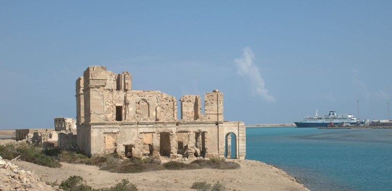 [תמונה: סואקין על חוף סודאן, מול ערב הסעודית על הים האדום, מקור: [Wikiwand