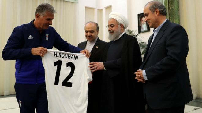 בטקס שרוחאני מברך את הנבחרת האיראנית לקראת יציאתו לרוסיה, קרלוס קירוש הגיש לנשיא את "הגופייה הפשוטה" ועליו מספר 12