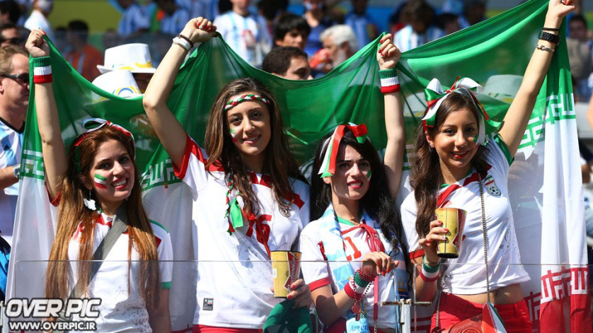 צעירות איראניות מעודדות את הנבחרת הלאומית ללא כיסוי ראש בחו"ל
