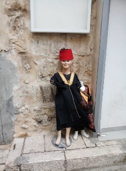 תצלום: בובת אופנה לבושה בסגנון טורקי ברחוב בעיר העתיקה.