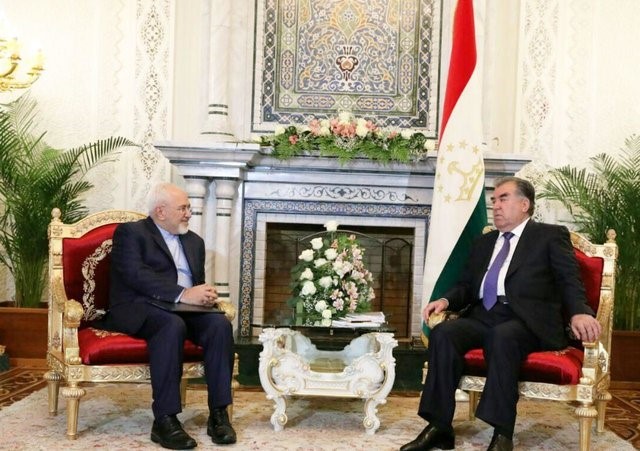  פגישת הנשיא רחמאן עם זריף, אפריל 2018, (תמונה מסוכנות איסנ"א) טג'יקיסטן מאשימה את איראן שהמשיכה לתמוך לאורך כל השנים בתנועה האסלאמית האסורה