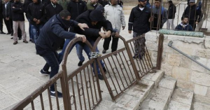 צעירים פלסטינים עקרו את השערים בפתח הכניסה לשער הרחמים בהר הבית בפעם ה-3 השבוע