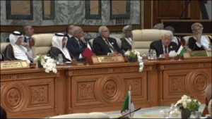 עבאס בנאומו בפני ועידת מדינות ערב בסופ"ש האחרון. טרור הסכינאות חוזר בעידוד הרשות