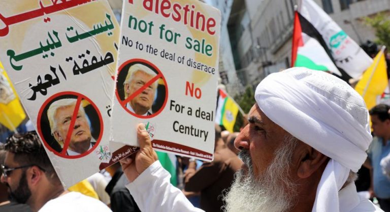 סיסמת ההתנגדות הפלסטינית והערבית לועידה הכלכלית בבחריין: "פלסטין איננה למכירה".