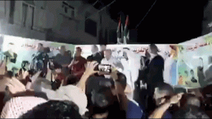 איסמעיל הנייה, מנהיג חמאס, רוקד דבקה במהלך חגיגות חג הקורבן
