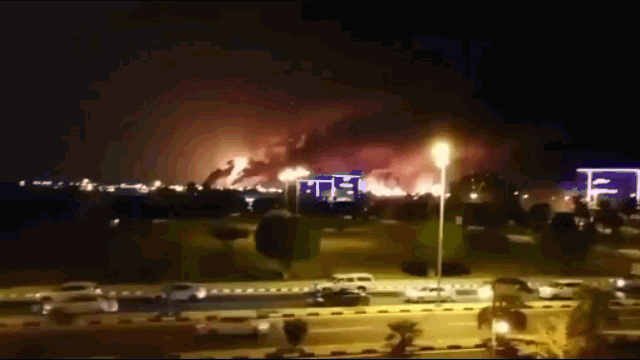 שריפת שדות הנפט בסעודיה לאחר התקיפה