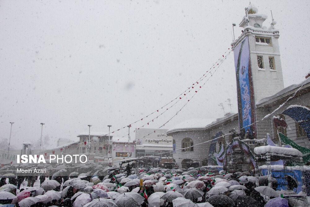 אוהדי המשטר לא ויתרו על צעדת הבעת תמיכה בשלטון חרף שלג בגובה של יותר ממטר בעיר רשת, מרכז המחוז הצפוני גילאן.