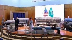 סעודיה מציגה שרידי טילים בליסטים ומל"טים מתוצרת איראן המופנים נגדה (מקור : www.alhurra.com)