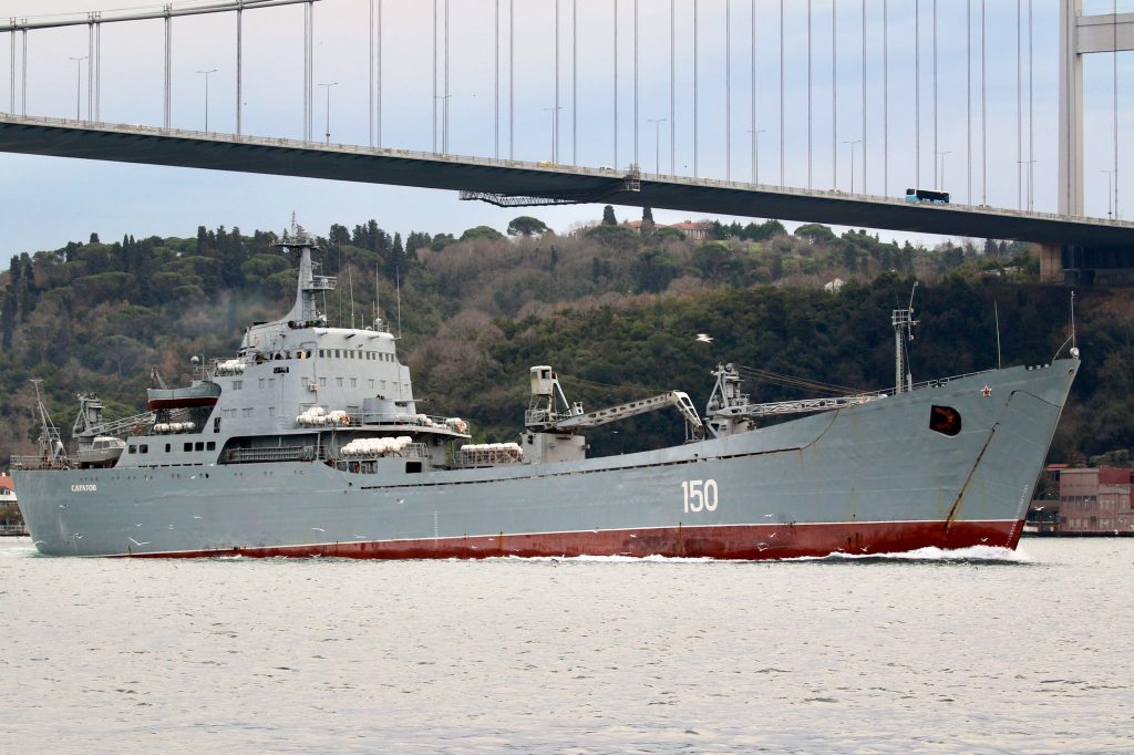 ספינה של חיל הים של רוסיה חוצה את מיצרי בוספרוס בדרך לים התיכון