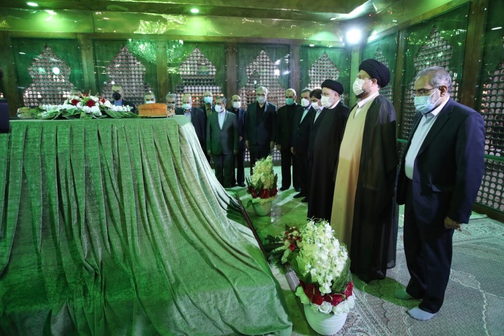 (שרי הממשלה החדשה של איראן נשבעים אמונים לדרכו של ח'מיני במאוזוליאום )