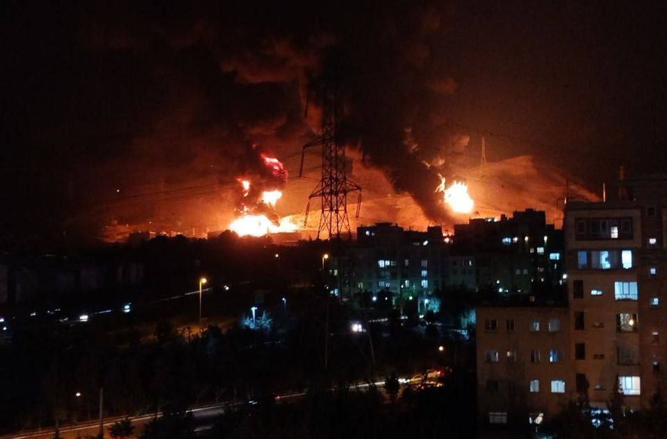 מאגרי דלק בוערים בטהראן לאחר התקיפה הישראלית (צילום: טלגרם)