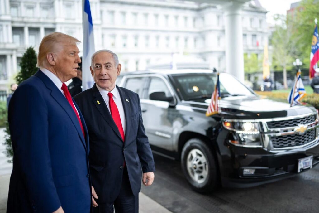 נשיא ארה"ב דונלד טראמפ מקבל את פני ראש ממשלת ישראל בנימין נתניהו בבית הלבן, 7 באפריל 2025. (דניאל טורוק / הבית הלבן)