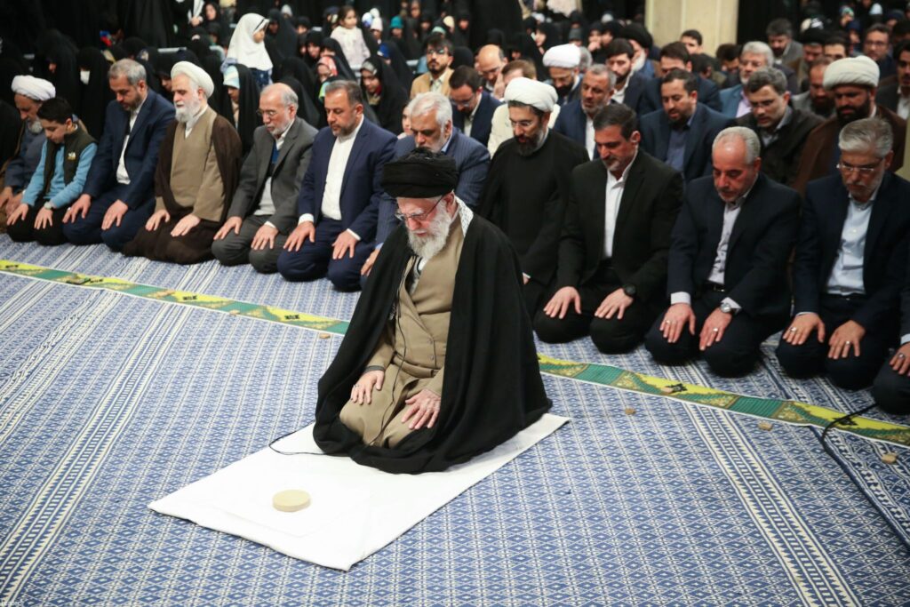 האייתוללה חמינאי מתפלל עם תומכי המשטר (לשכת המנהיג העליון)