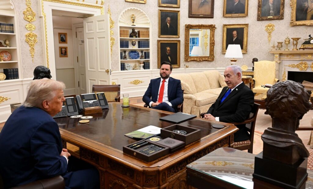 ראש הממשלה נתניהו עם הנשיא טראמפ וסגן הנשיא ואנס בחדר הסגלגל. (לע"מ/אבי אוחיון)