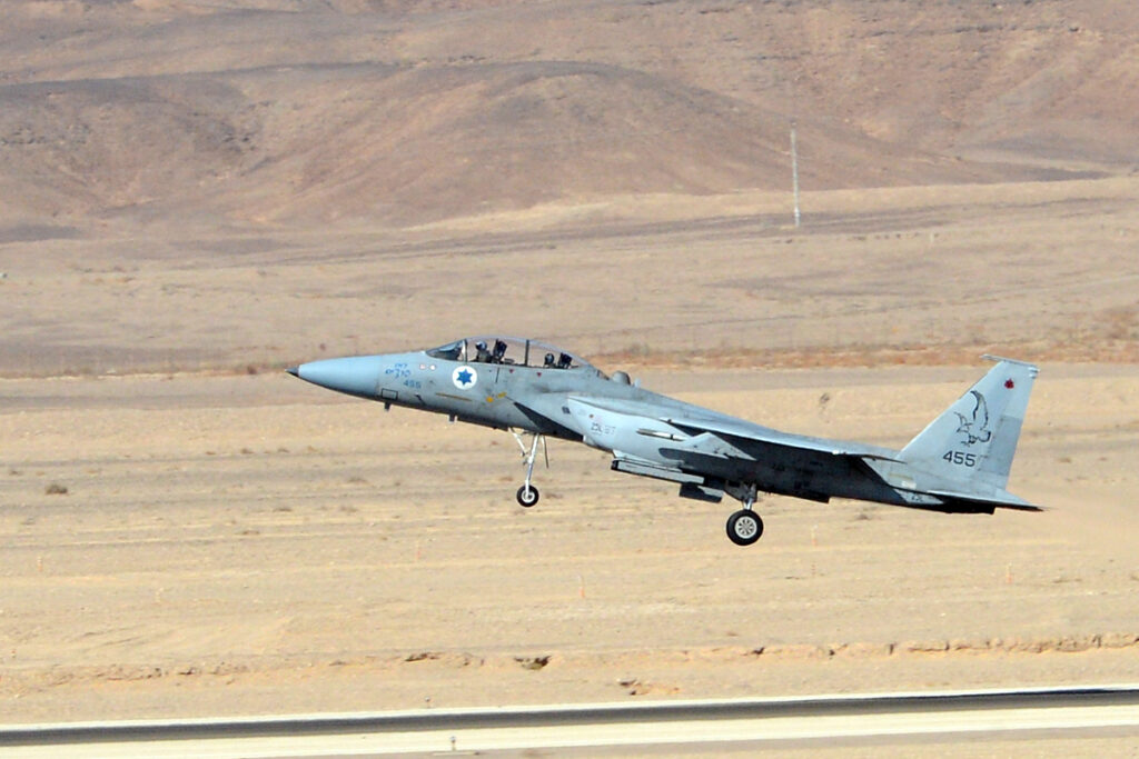 מטוס F-15D Eagle של חיל האוויר ממריא (שגרירות ארה"ב/ויקימדיה)